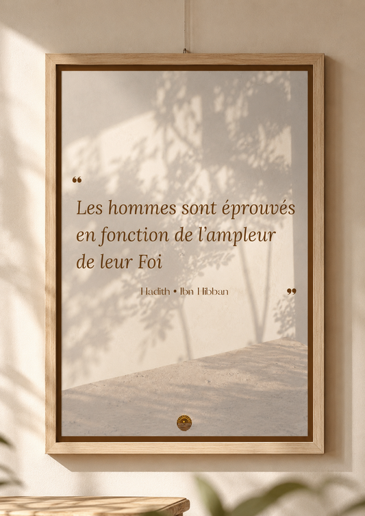 Affiche encadrée A3 — "Les hommes sont éprouvés en fonction de l'ampleur de leur Foi" — Hadith, Ibn Hibbân